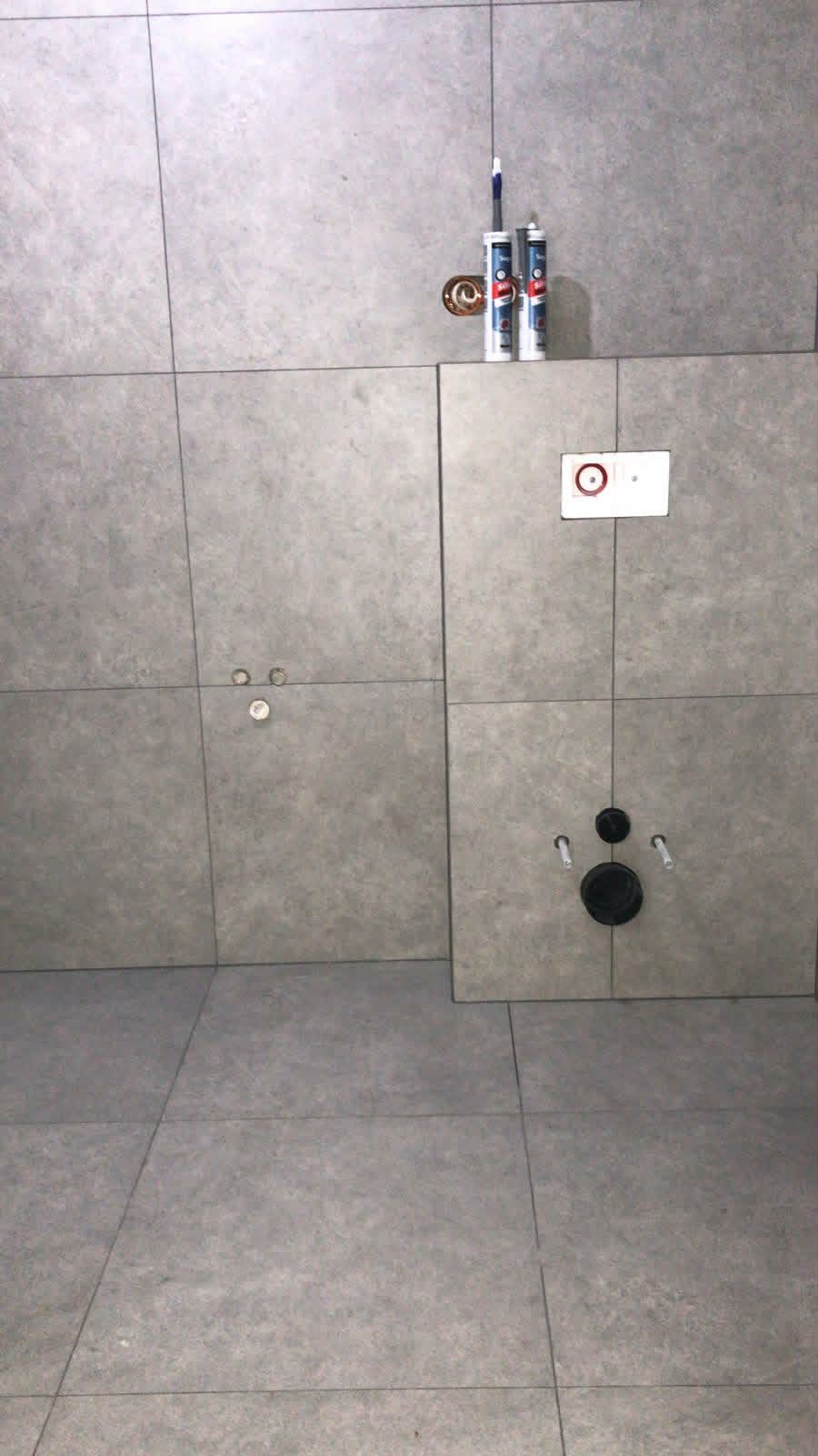 Zabudowa WC i otwory instalacyjne w płytkach
