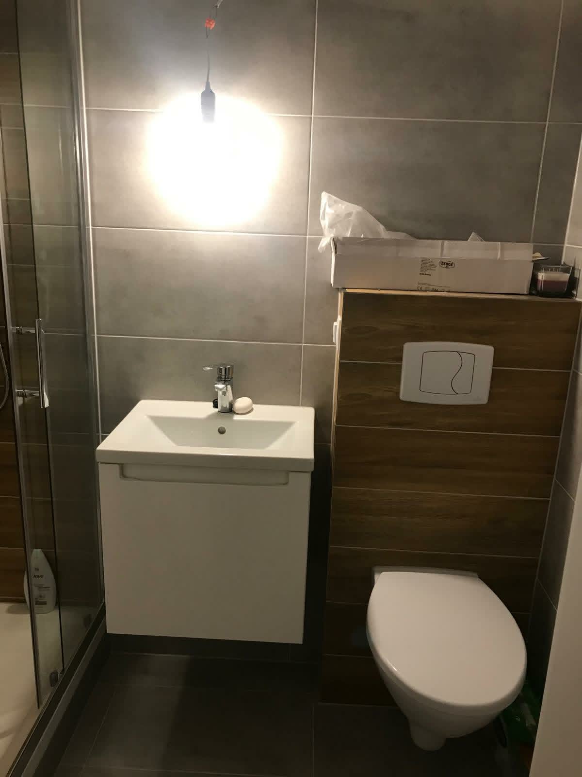Strefa WC i umywalki w małej łazience