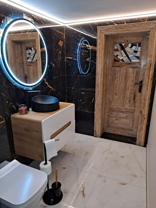 Gotowa strefa umywalki w łazience black gold