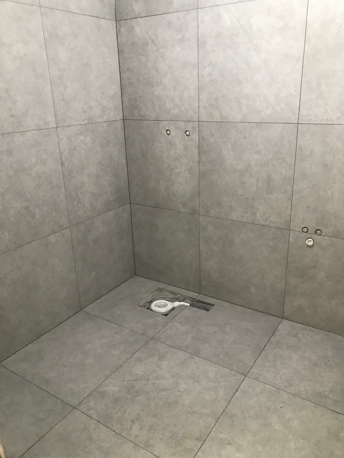 Płytki w strefie prysznica podczas realizacji