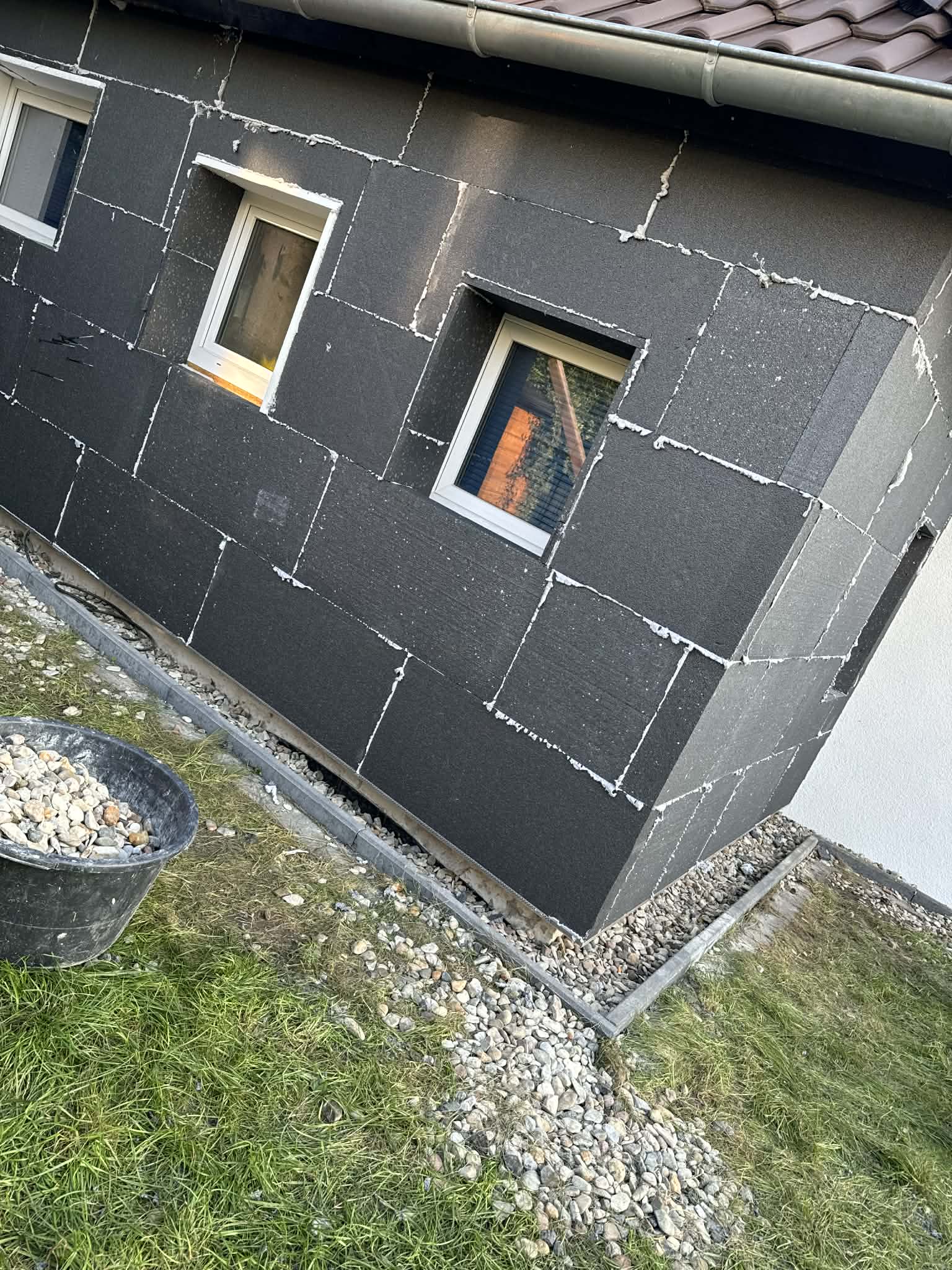 Przyklejone płyty styropianowe na elewacji